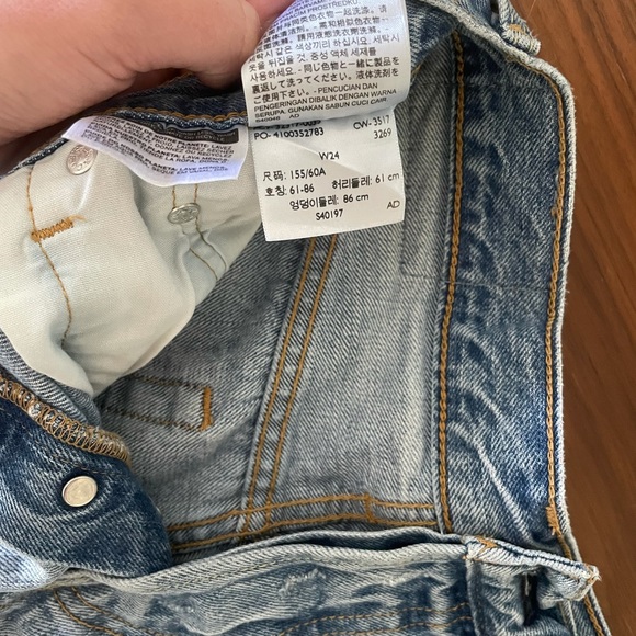Levi’s 501 jean shorts light blue with distress - Picture 3 of 3